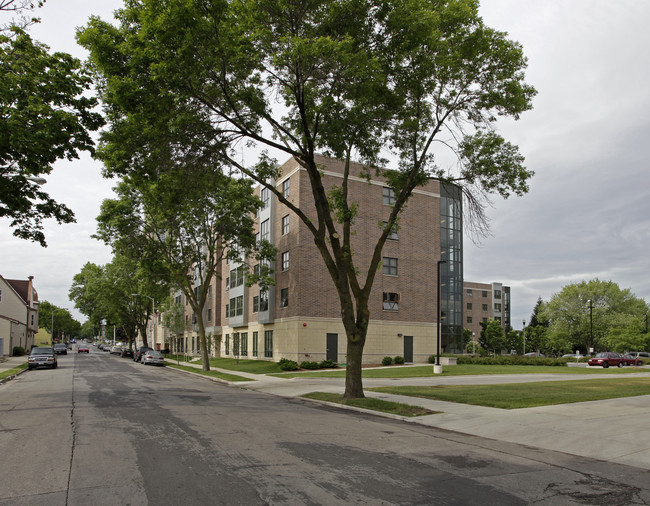 Cherry Court in Milwaukee, WI - Foto de edificio - Building Photo