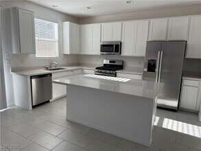 10218 Starlit Cyn Ct in Las Vegas, NV - Building Photo - Building Photo