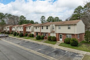 Dorchester Square Apartments in Franklin, VA - Building Photo