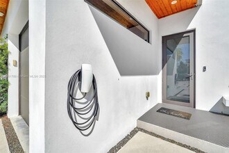 8871 SW 28th St in Miami, FL - Building Photo - Building Photo