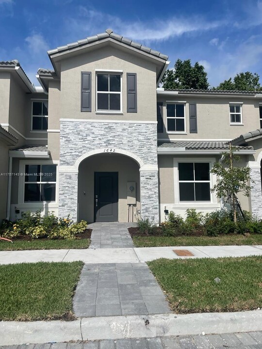 1642 SE 26th Ter in Homestead, FL - Building Photo