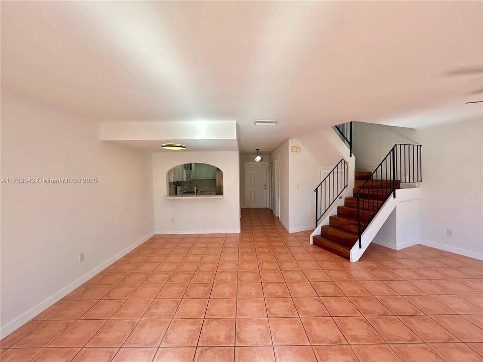 8650 SW 67th Ave in Pinecrest, FL - Foto de edificio