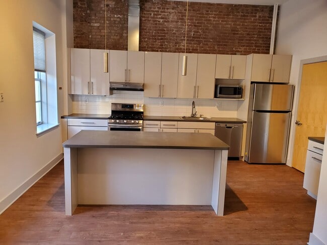 2212 Walnut St, Unit A in Philadelphia, PA - Building Photo - Building Photo