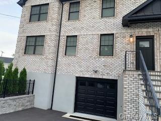 15 Barton Rd-Unit -LEFT SIDE in Yonkers, NY - Building Photo