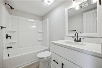 513 Peak Ct in Virginia Beach, VA - Foto de edificio - Building Photo