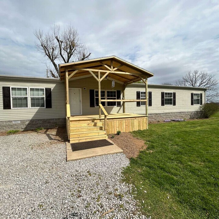 2310 Beeker Rd in Pembroke, KY - Building Photo