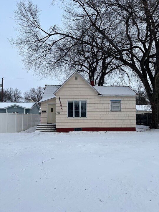 517 S 9th St in Grand Forks, ND - Building Photo