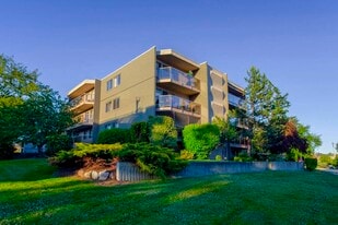 Gorge Towers in Victoria, BC - Building Photo