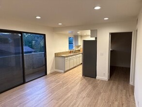 10330 Riverside Dr, Unit B in Los Angeles, CA - Foto de edificio - Building Photo