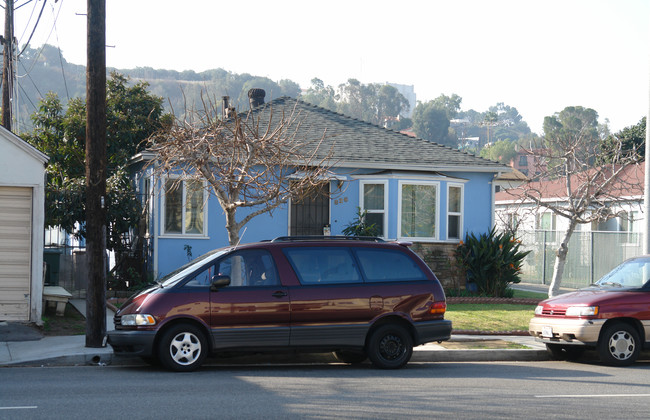 826 E Chevy Chase Dr in Glendale, CA - Building Photo - Building Photo