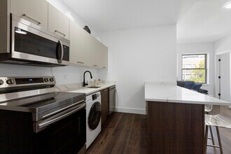1555 W Hollywood Ave, Unit 401 in Chicago, IL - Building Photo - Building Photo