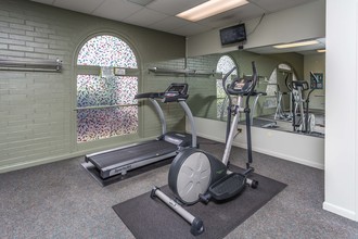 Le Chateau Apartments in Youngstown, OH - Building Photo - Interior Photo