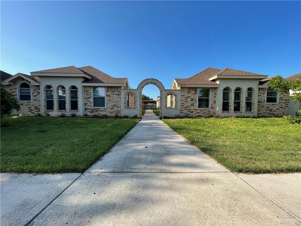 2111 W Western Dr-Unit -1 in Edinburg, TX - Building Photo