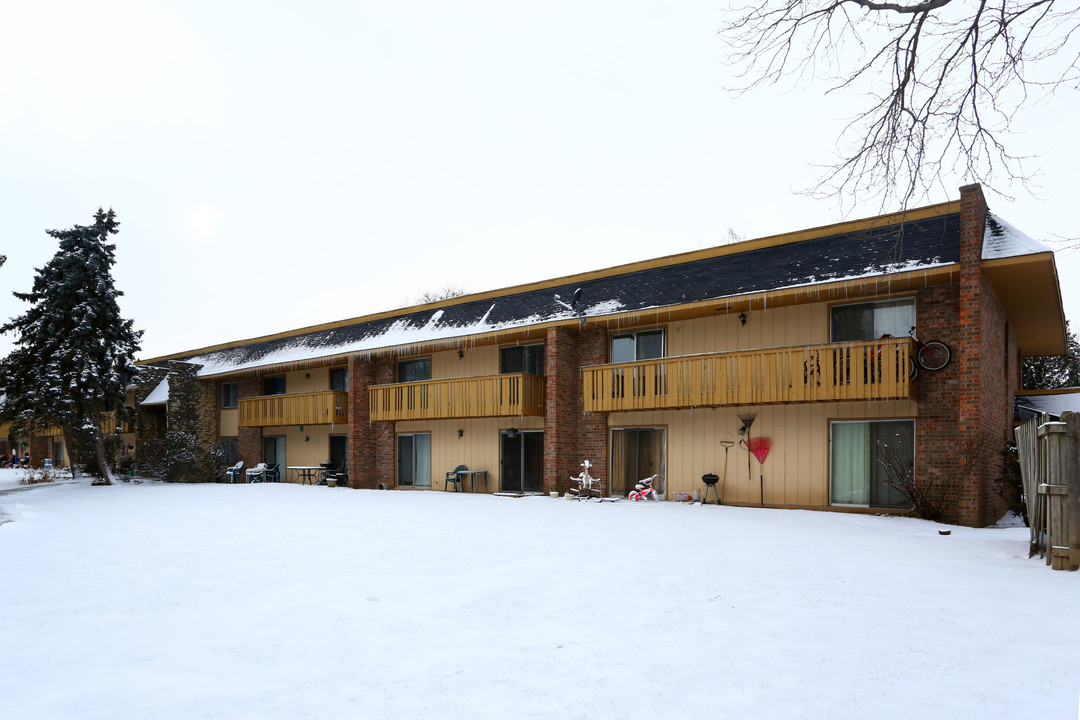 Spring Hill Apartments in Sleepy Hollow, IL - Building Photo