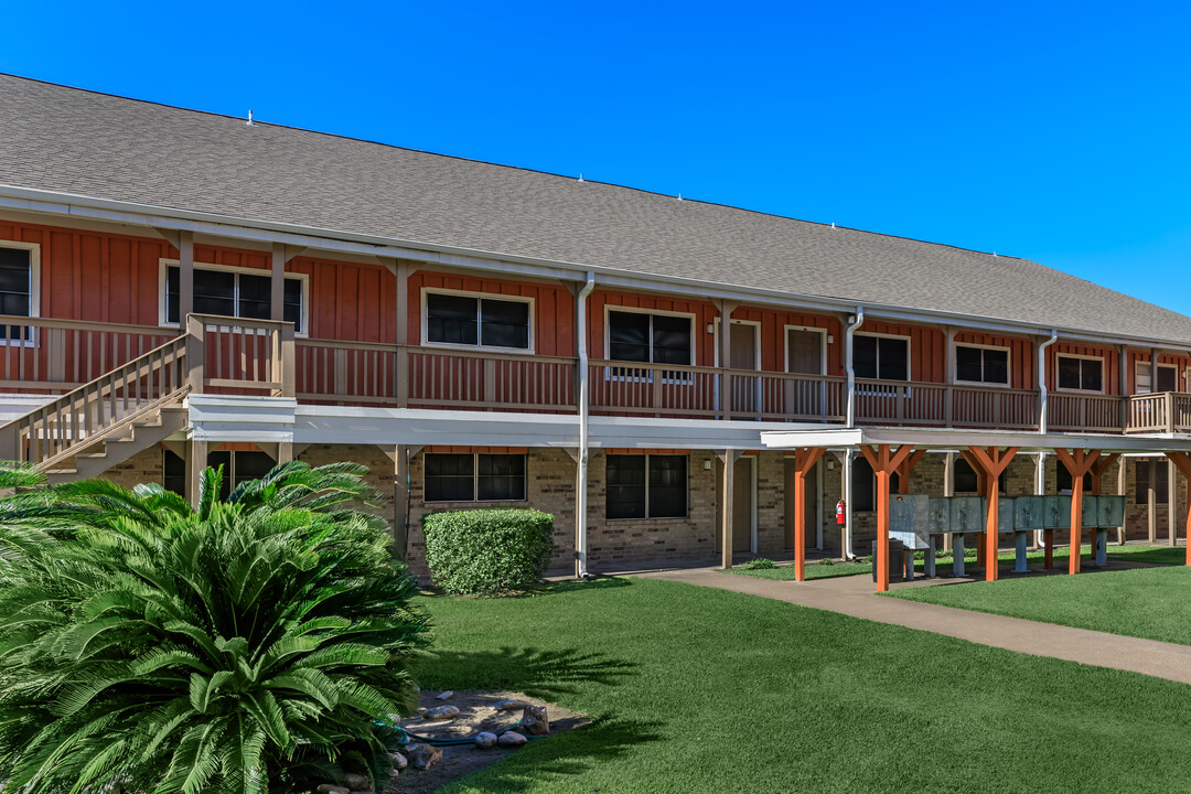 Cambridge in the Groves in Groves, TX - Foto de edificio