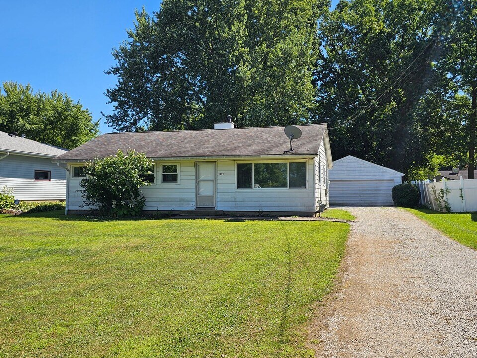2322 Clearview Dr in Warren, OH - Building Photo