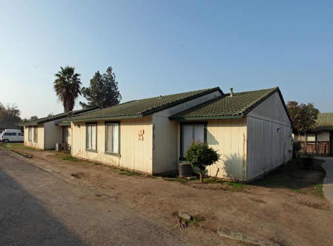 Shamrock Gardens Apartments in Hanford, CA - Building Photo - Building Photo