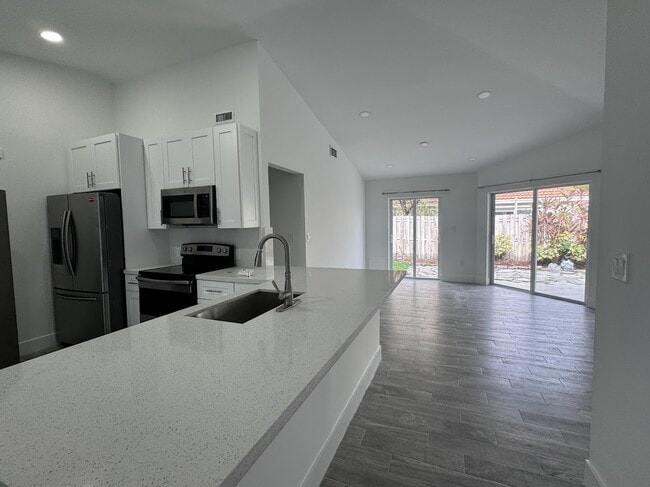 5593 NW 102nd Pl in Doral, FL - Building Photo - Building Photo