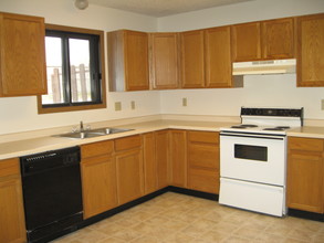 Hillview Apartments in Sioux Falls, SD - Building Photo - Building Photo