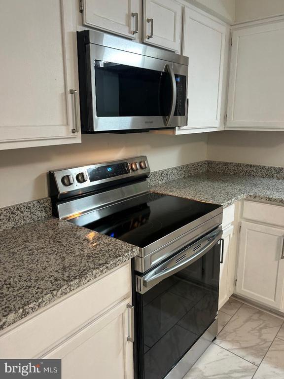 property at 41 Vanderbilt Ct