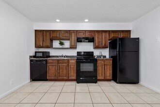 911 W Orange St in Kissimmee, FL - Building Photo - Building Photo