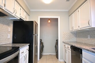 2553 Stockbridge Dr, Unit b in Charlotte, NC - Foto de edificio - Building Photo