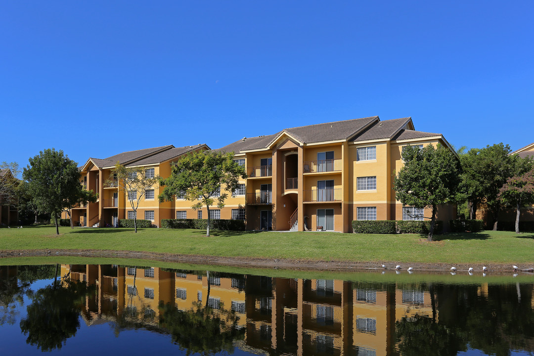 Indian Trace Apartments in West Palm Beach, FL - Building Photo