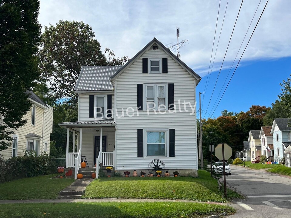 1036 Cottage St in Ashland, OH - Building Photo