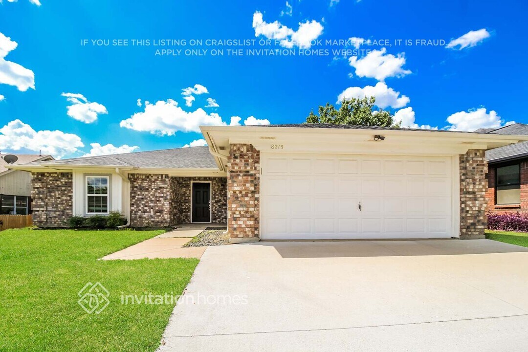 8213 Mark Ln in Watauga, TX - Building Photo