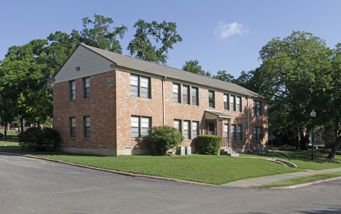 The Parks at Wynnewood in Dallas, TX - Building Photo