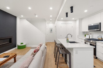 2727 W 14th Ave in Vancouver, BC - Building Photo - Building Photo