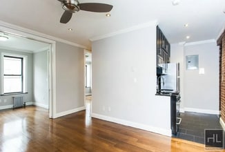 E 100TH ST. in New York, NY - Foto de edificio - Building Photo