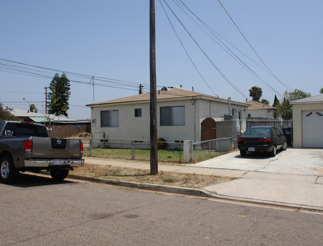 77-81 Oaklawn Ave in Chula Vista, CA - Foto de edificio - Building Photo