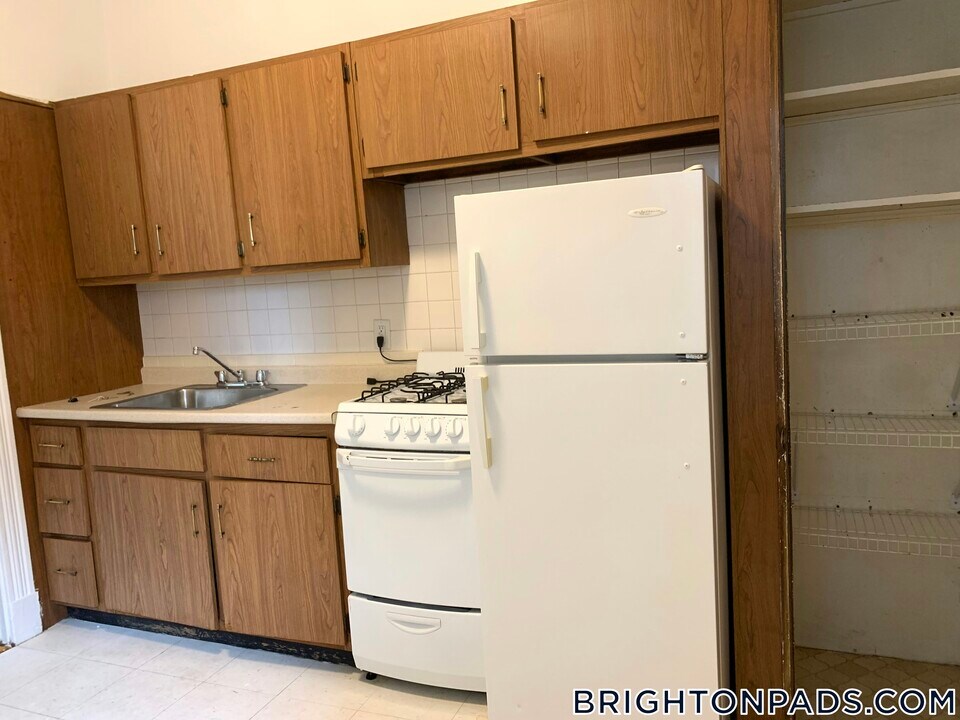 1810 Commonwealth Ave in Boston, MA - Building Photo