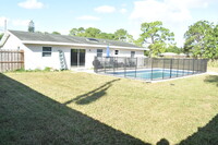 1907 SW Brisbane St in Port St. Lucie, FL - Foto de edificio - Building Photo