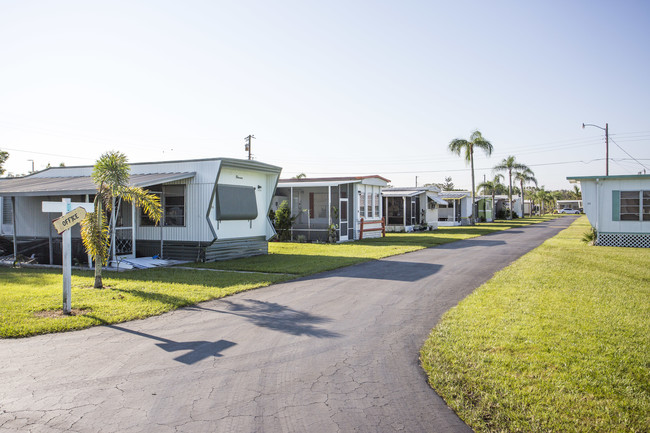 Tice Mobile Home Community in Ft. Myers, FL - Foto de edificio - Building Photo