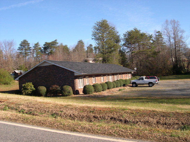 2606 Fairwood Dr in Hudson, NC - Building Photo - Building Photo