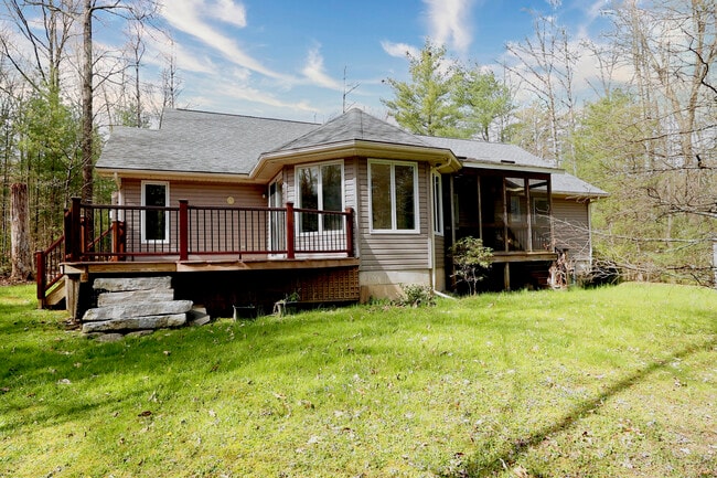 63 Lawrence Hill Rd in Accord, NY - Foto de edificio - Building Photo