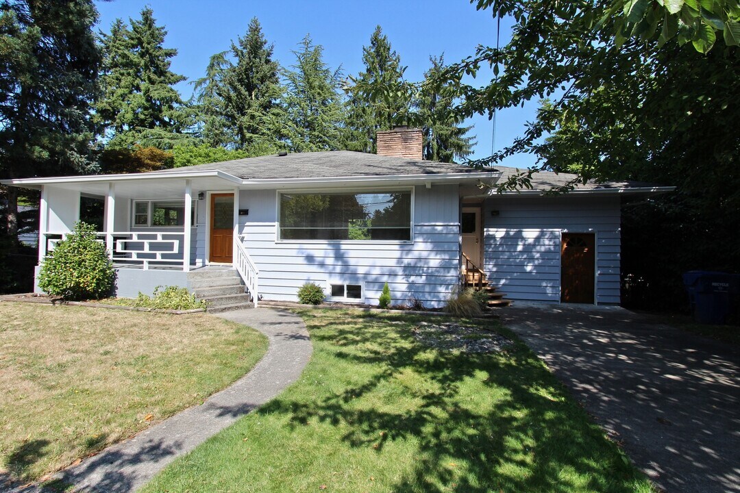7018 37th Ave NE in Seattle, WA - Building Photo