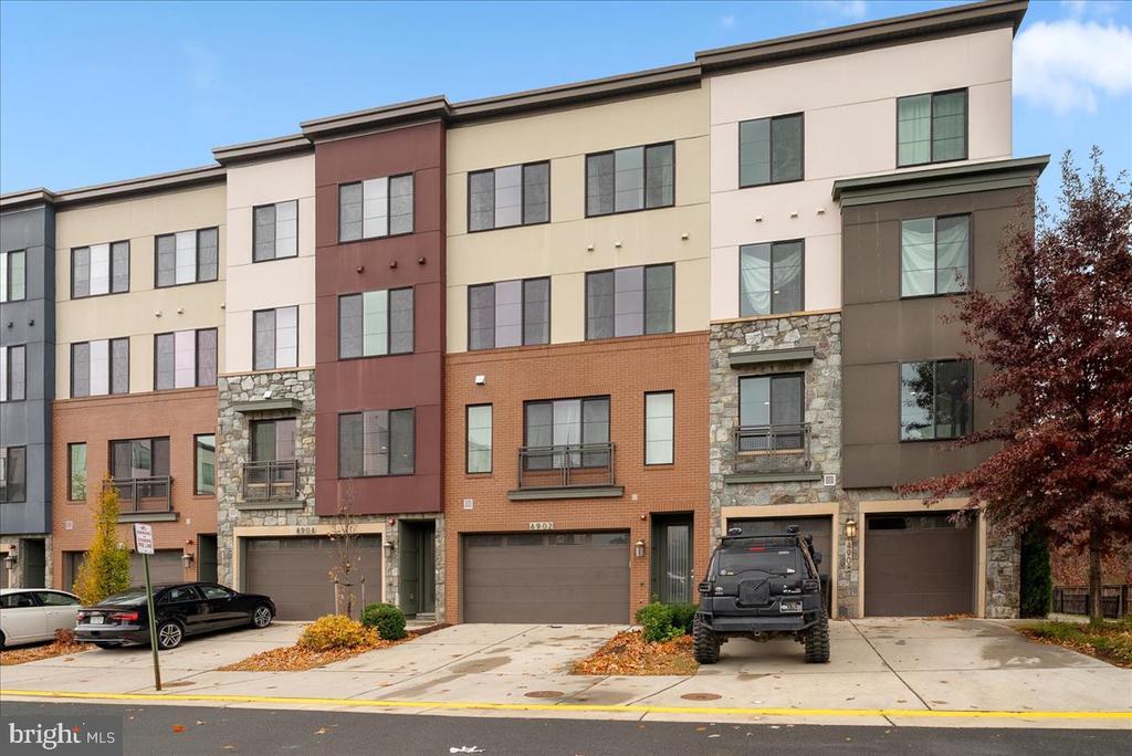 4902 Trail Vista Ln in Chantilly, VA - Building Photo