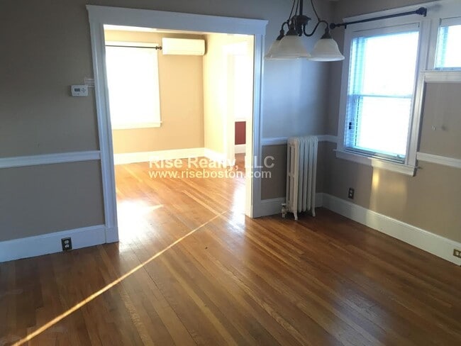 43 Glenmont Rd, Unit 2 in Boston, MA - Foto de edificio - Building Photo
