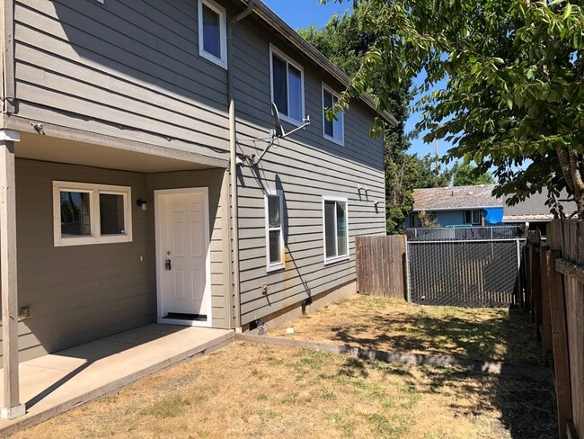 4182 Glacier View Dr in Springfield, OR - Building Photo - Building Photo