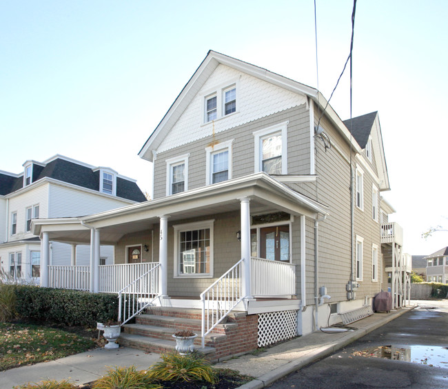 45 Riverside Ave in Red Bank, NJ - Foto de edificio - Building Photo