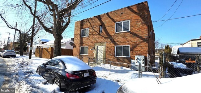 3207 11th Pl SE, Unit 4 in Washington, DC - Building Photo - Building Photo