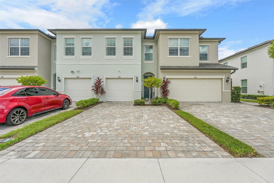 6112 Rancho Ln in Greenacres, FL - Foto de edificio