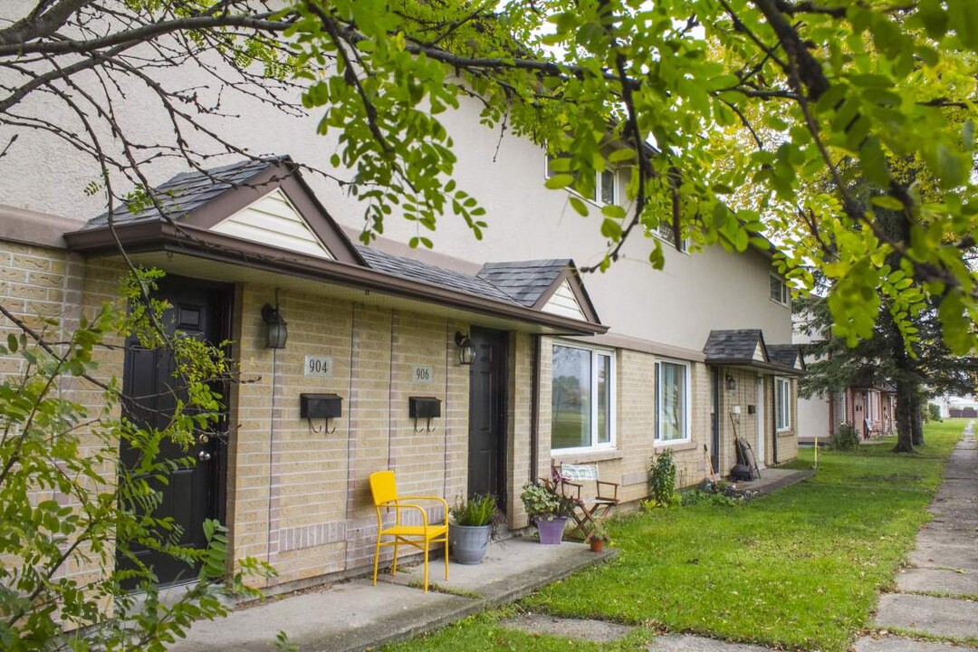 Parklane Townhomes in Thunder Bay, ON - Building Photo