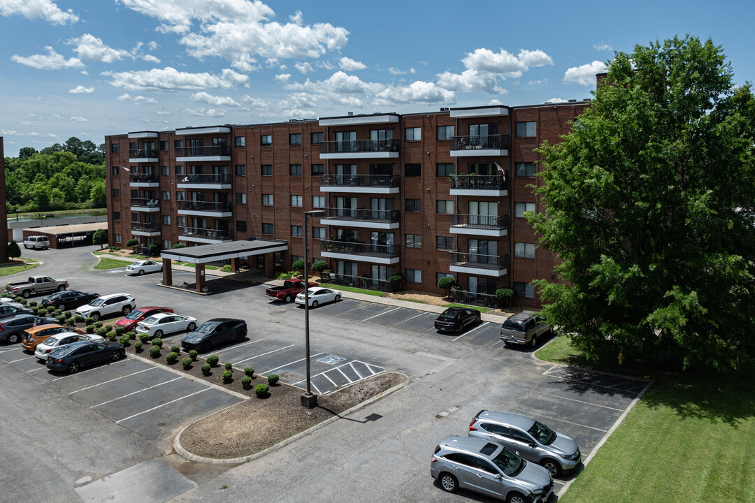 Hickory Bay Condominiums in Hendersonville, TN - Foto de edificio