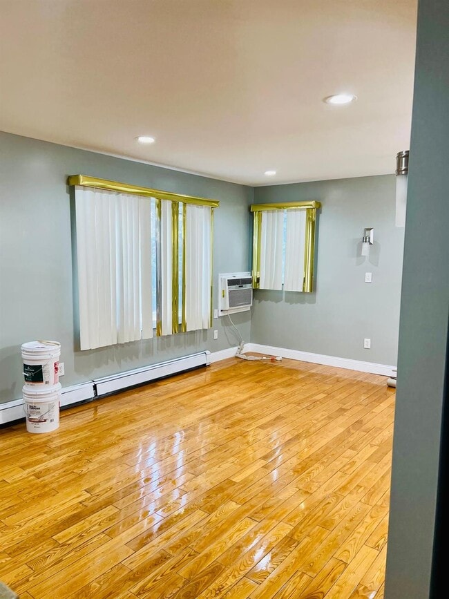 127 Casper St in Valley Stream, NY - Building Photo - Building Photo