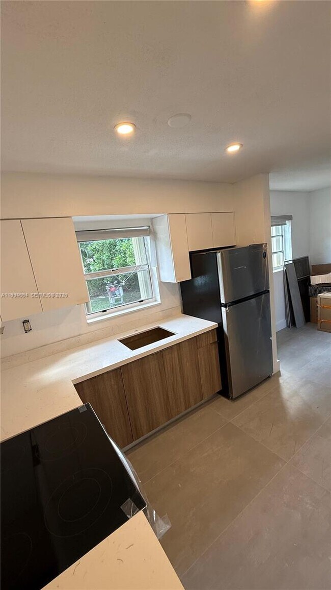 2430 NE 188th St in Miami, FL - Building Photo - Building Photo