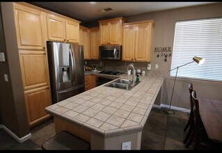 3798 Naturita Way in Sacramento, CA - Foto de edificio - Building Photo